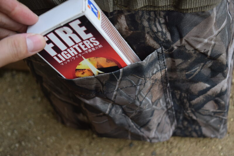 ワットノットワンタッチバケットのサイドポケットの画像。着火剤が入れてある。