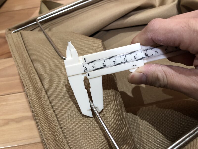 ワットノットワンタッチバケットのフレームの太さを計測している画像。
